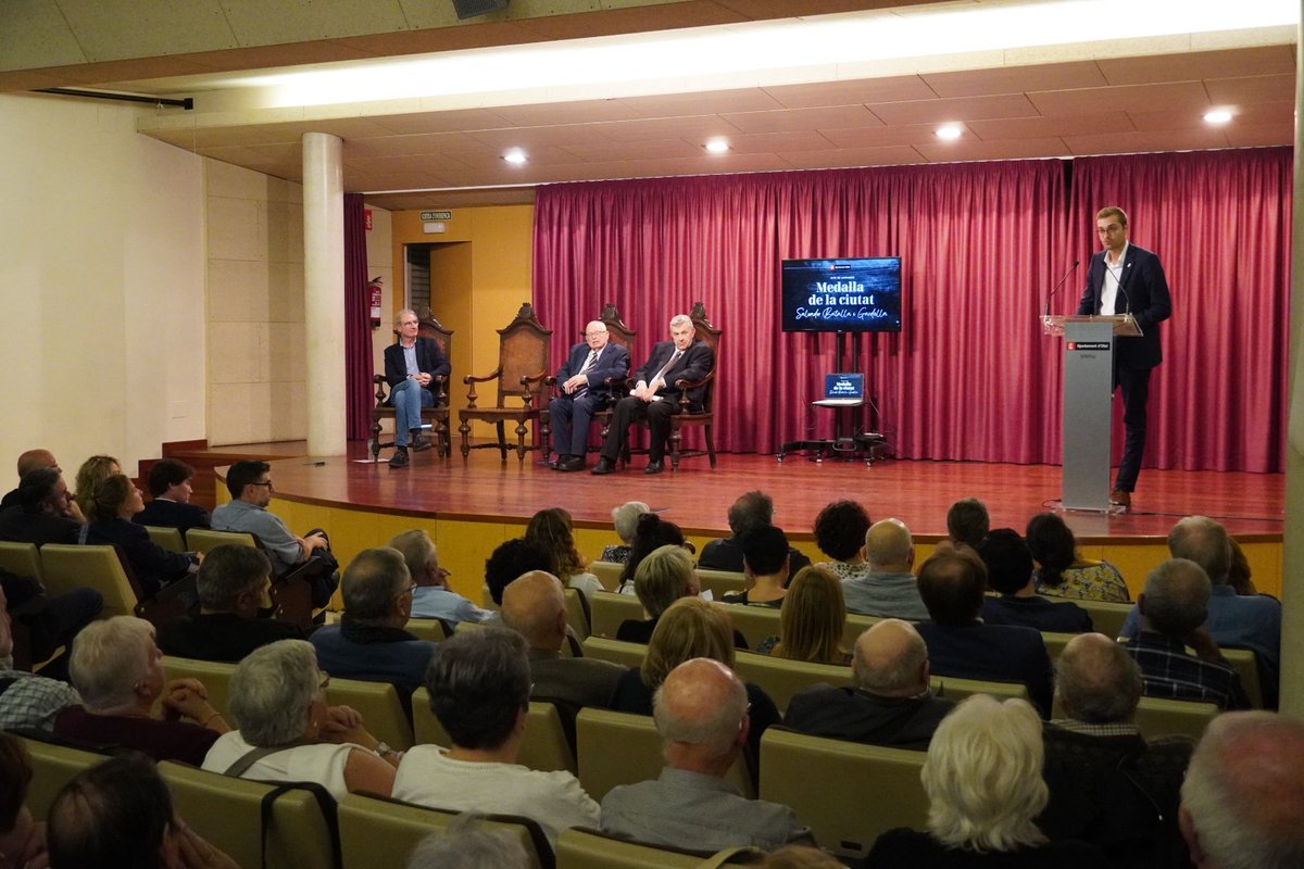 ✨🏅✨ #Olot entrega la Medalla de la Ciutat a mossèn Salvador Batalla i Gardella. 

🏫 El Casal Marià s'ha omplert de gom a gom en l'acte de lliurament de la màxima distinció de la ciutat. 
ℹ️olot.cat/ajuntament/com…

#AjuntamentOlot #femOlot #Garrotxa