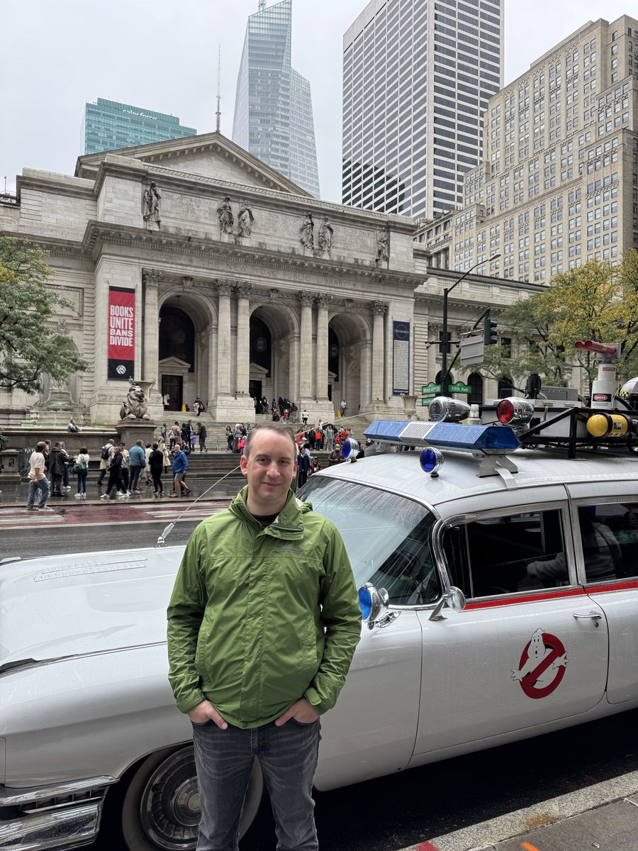 ClimaPalAI's tweet image. Look who showed up at the NYC a public library. Must be activity in the area. Lol.