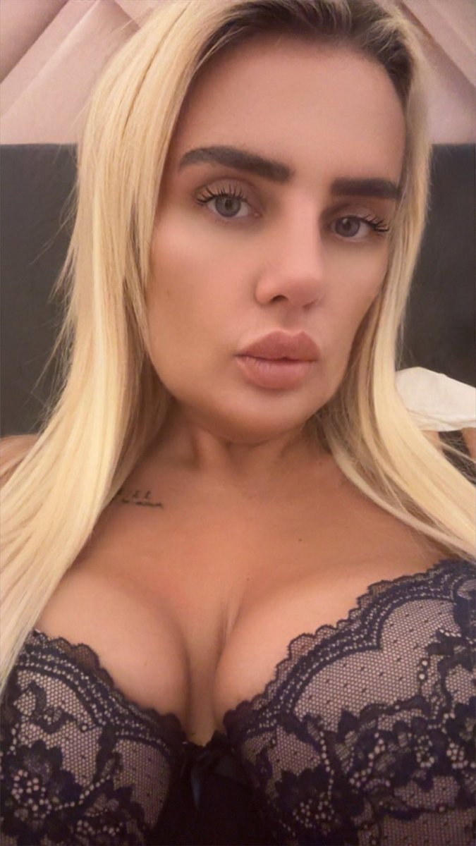 AlexGoddessUK's tweet image. Look at you… All alone on a Saturday night yet again… it’s ok Goddess is online to keep you company. Let’s play 😈