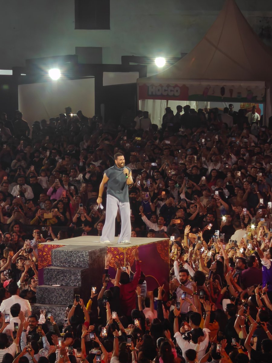 SinghRowdysingh's tweet image. Public standing ovation for Akshay Kumar&apos;s performance 🔥🔥
#AkshayKumar  #FilmfareAwards2025 #70thHyundaiFilmfareAwards2025WithGujaratTourism