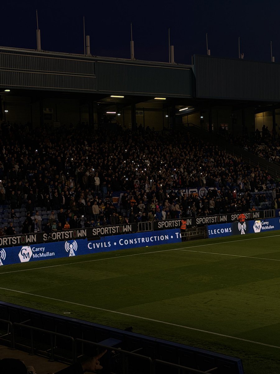 PaulSouthers's tweet image. This Coldplay gig is more shite than usual! 
#oafc
