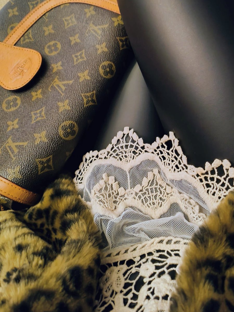 LadyGrace27's tweet image. A little break from the norm — lace, leather, and a touch of faux fur...🖤
#SaturdayVibes #saturdayfun
#SaturdayNight #outout