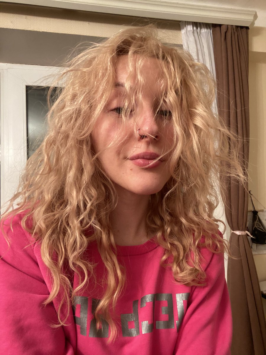 рандомное средство для кудрей из грузинской аптеки сделало мне эти волнушки без диффузора. я больше не буду покупать средства для волос дороже 20 лари