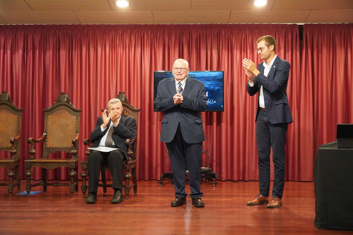 Olotuit's tweet photo. ✨🏅✨ #Olot entrega la Medalla de la Ciutat a mossèn Salvador Batalla i Gardella. 

🏫 El Casal Marià s'ha omplert de gom a gom en l'acte de lliurament de la màxima distinció de la ciutat. 
ℹ️https://t.co/p0SDwp2Lwn

#AjuntamentOlot #femOlot #Garrotxa https://t.co/cfW5YA6Zre