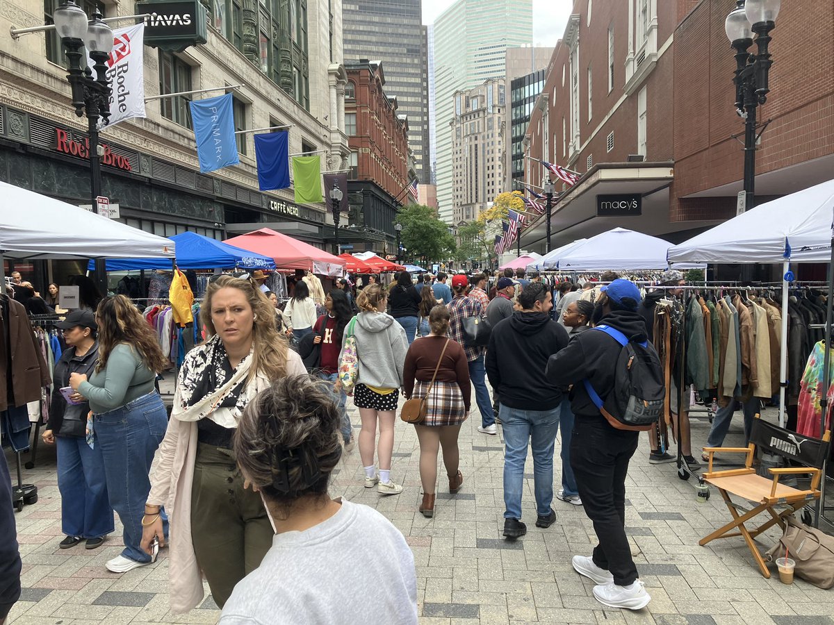FortPointer's tweet image. “Color Flows” vintage and new clothing market on Washington, Winter and Summer Street in Downtown Crossing is absolutely jamming. ❤️

If Trump (“Bone Spur”) sends the @NationalGuard to Boston, he’ll be embarrassing American troops. Ask military brass off the record. 🇺🇸