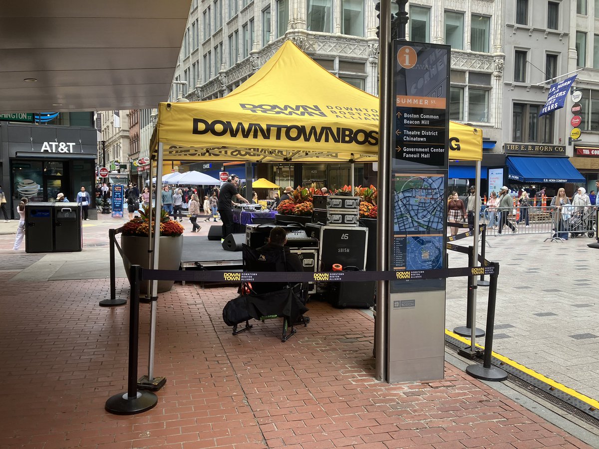 FortPointer's tweet image. “Color Flows” vintage and new clothing market on Washington, Winter and Summer Street in Downtown Crossing is absolutely jamming. ❤️

If Trump (“Bone Spur”) sends the @NationalGuard to Boston, he’ll be embarrassing American troops. Ask military brass off the record. 🇺🇸