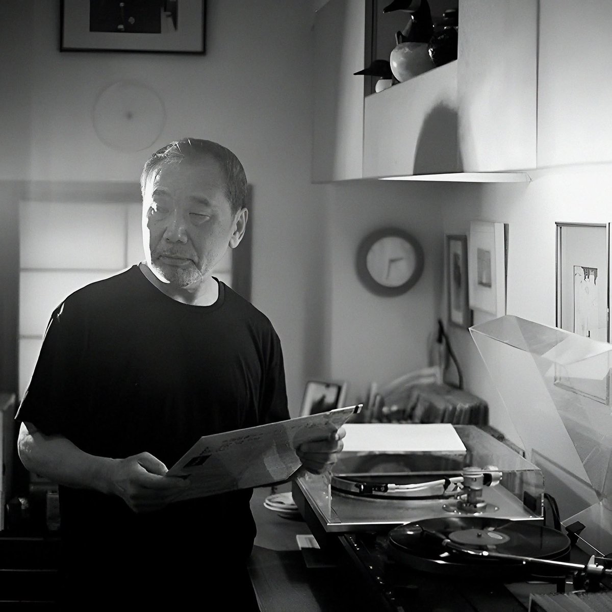 لقد نَجَونا، أنا وأنتِ، وعلى من نَجَوا واجبٌ.
واجبنا هو أن نبذل قُصارى جهدنا لنواصل الحياة، حتى لو لم تكن حياتنا مثاليَّةً ".

➖️ هاروكي موراكامي