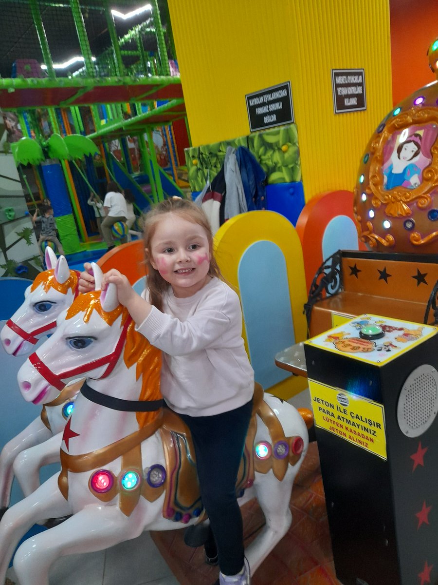 Senin günün ama sen yoksun. Sana bugünleri yok sayanları asla affetmeyeceğiz;
Senin adaletini arayacak olan annen ve baban var; onlar olduğu sürece adaletin yok olmayacak. Senin varlığın, hep hatırlanacak.
#Berraiçinadalet
<a href="/yilmaztunc/">Yılmaz TUNÇ</a> 
<a href="/adalet_bakanlik/">T.C. Adalet Bakanlığı</a>