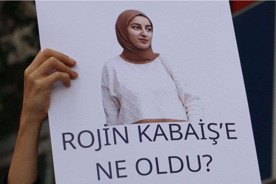 EgitimSenVan's tweet photo. Rojin Kabaiş’in şüpheli ölümü üzerine, bir yıldır yürütülen adalet mücadelesi bugün ATK’nin raporuyla başka bir ivme kazandı. Rapora göre Rojin Kabaiş’in bedeninin iki farklı yerinde iki farklı erkeğe ait DNA tespit edildi. Bu bulgular Rojin’in bir cinayet sonucu öldürüldüğünü açık bir biçimde ortaya koymaktadır. 
Kadın cinayetlerinin sistematik biçimde üzeri örtülen bu coğrafyada, erkek egemen yargı pratiği birçok kadın ölümünün yeterli şekilde soruşturulmasını engelliyor. Erkek egemen yargıya rağmen,  Rojin’in ölümünün aydınlatılması ve faillerin bulunup cezalandırılması için mücadelemiz devam edecek.

#RojinKabaiş
#RojineNeOldu
#RojinİçinAdalet