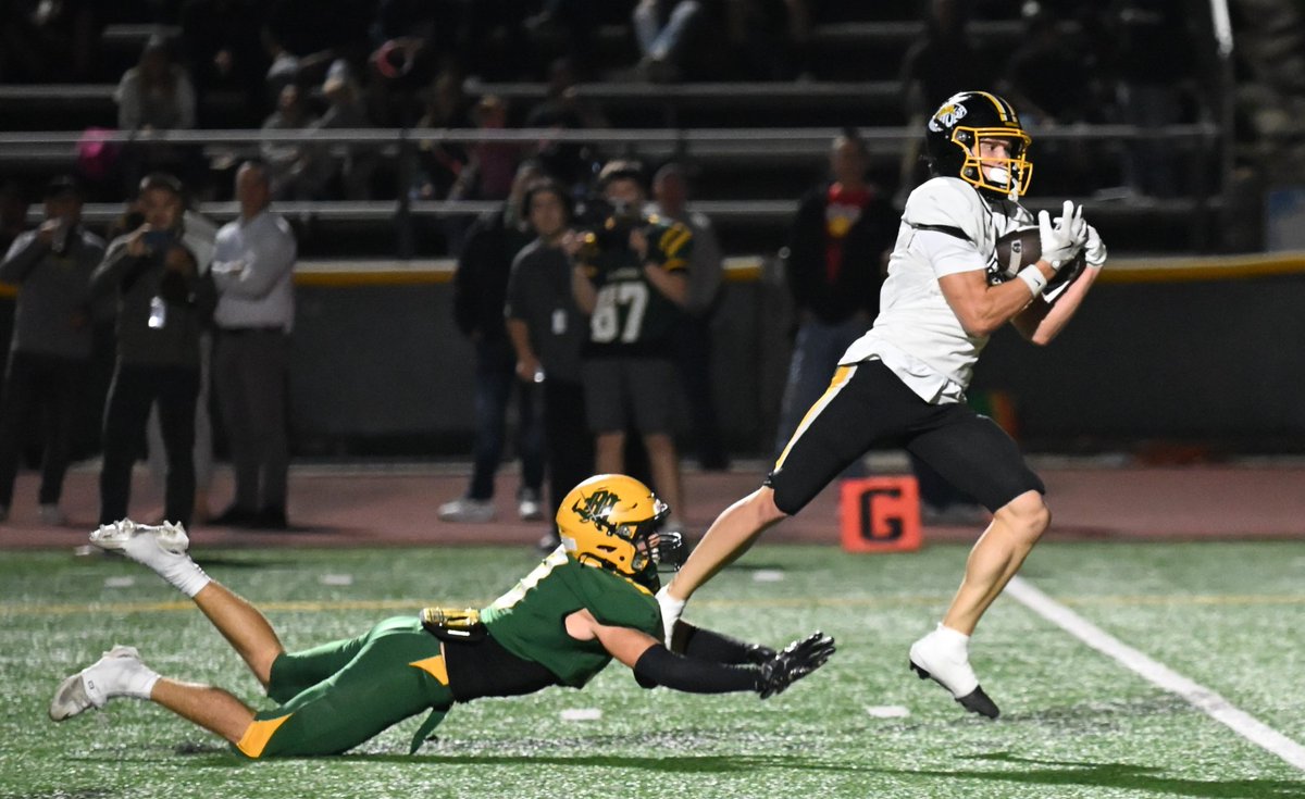 vcspreps's tweet photo. Ventura moved into sole possession of first place in Channel League by handing host Moorpark its first loss of the season on Friday. With 24-photo Gallery. @vhs_cougars @VenturaFootball @MHSAthDept @MoorparkFB 
👇👇👇👇
https://t.co/PBCQbVWtb8 https://t.co/8TNs1QoHEN