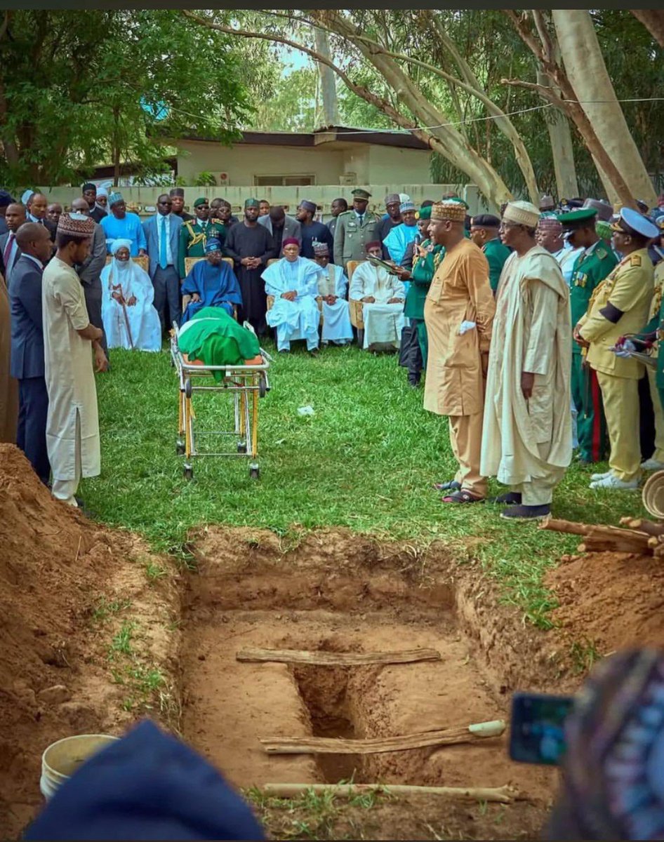 The Islamic burial tradition is simple and Godly! This is the burial of Nigeria's former President for 10 years, General Muhammad Buhari. May Allah have mercy on him.