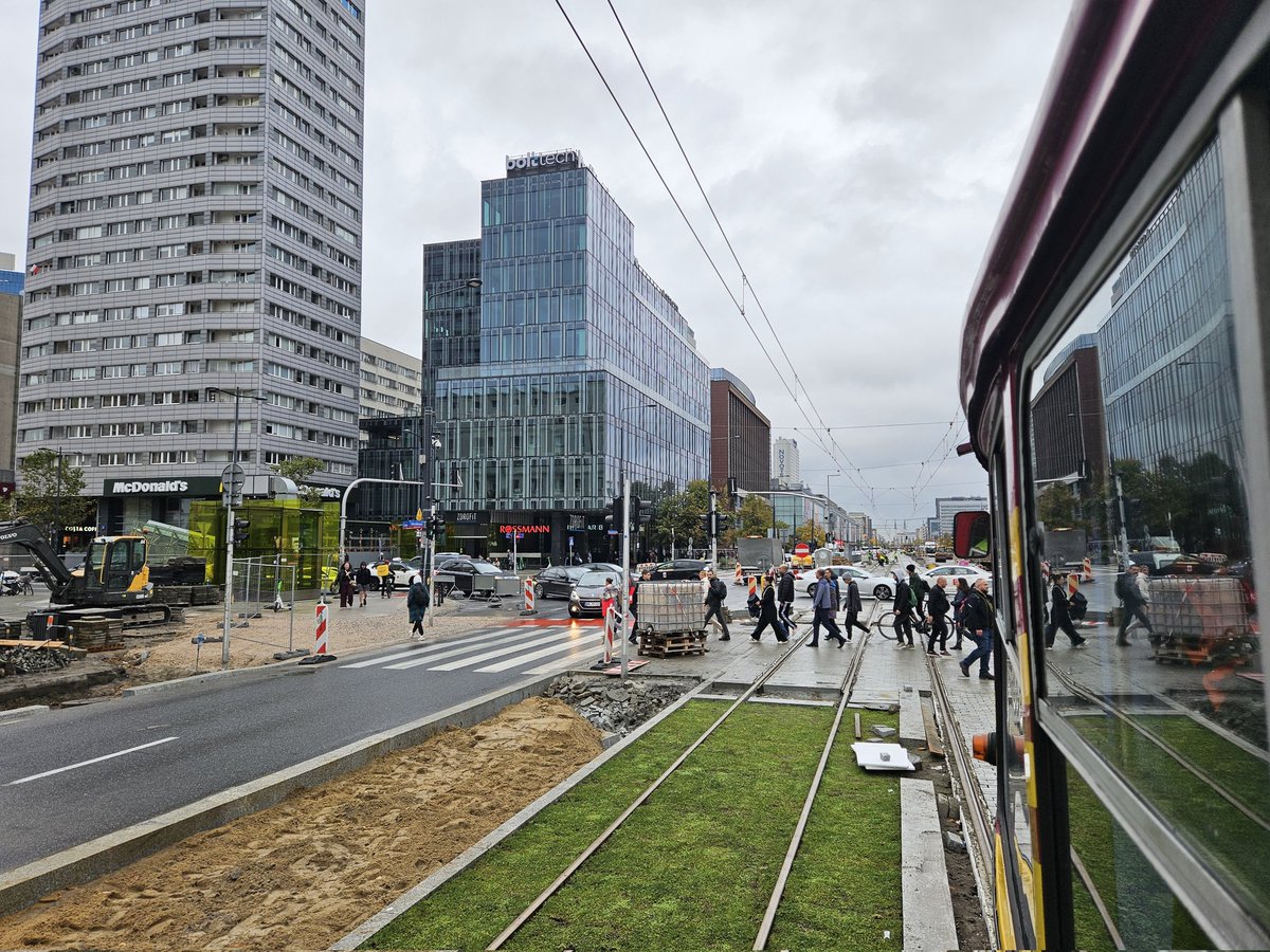 Zasadnicza część prac przy przebudowie torowiska na Marszałkowskiej dobiega końca. Przed wznowieniem ruchu przeprowadzamy jazdy próbne z wykorzystaniem tramwaju pomiarowego oraz wozów liniowych. Tramwaje wracają na Marszałkowską od 13 października. Po tym terminie wykonawca