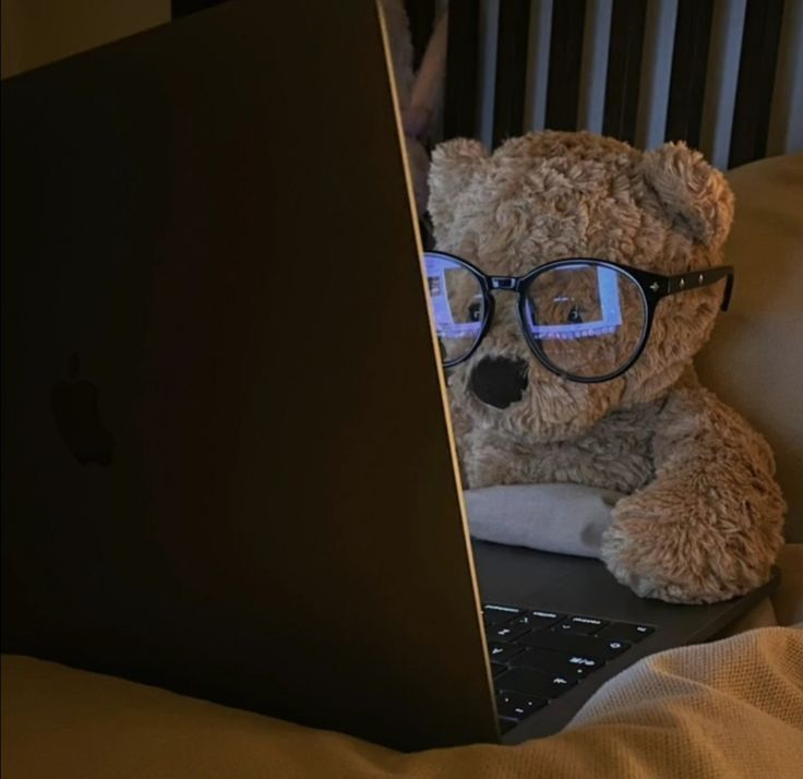 etherealdior's tweet photo. how i look when i make my moodboards https://t.co/ylPWYM2v74