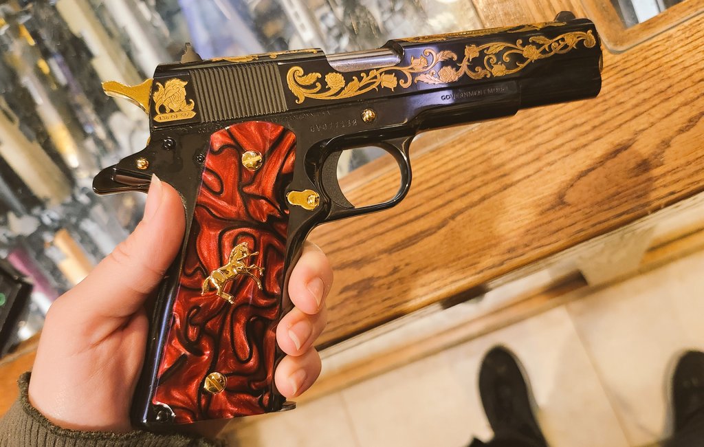 viixenpiixen's tweet image. Saw a piece of art at the store today and wanted to share with you guys. The weight was balanced and it wasnt too heavy. I would love to get it if it was a bazillion bucks
