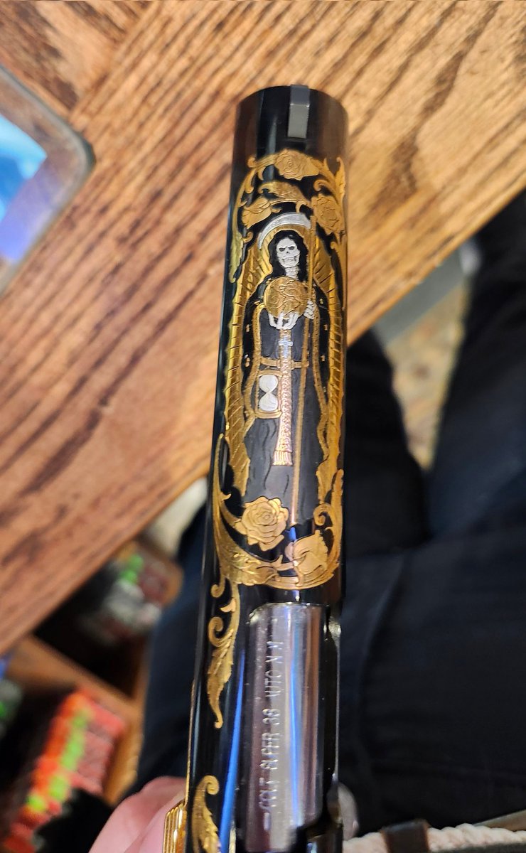 viixenpiixen's tweet image. Saw a piece of art at the store today and wanted to share with you guys. The weight was balanced and it wasnt too heavy. I would love to get it if it was a bazillion bucks