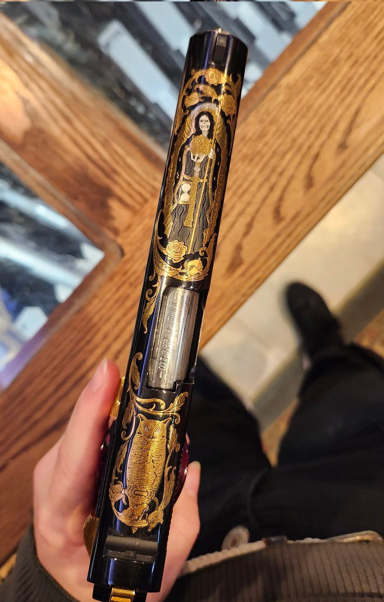 viixenpiixen's tweet image. Saw a piece of art at the store today and wanted to share with you guys. The weight was balanced and it wasnt too heavy. I would love to get it if it was a bazillion bucks