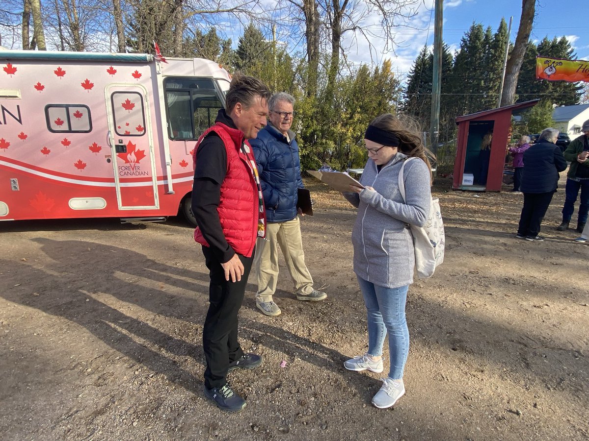SerenaCMah's tweet image. #forevercanadian is in
the village of Andrew. 🙏for the hospitality, the garlic and the pancakes.
@LukaszukAB 
And special thank you @EdStelmachMLA for supporting this citizen-led initiative to keep Alberta in Canada 🇨🇦❤️ #ableg #abpoli #cdnpoli