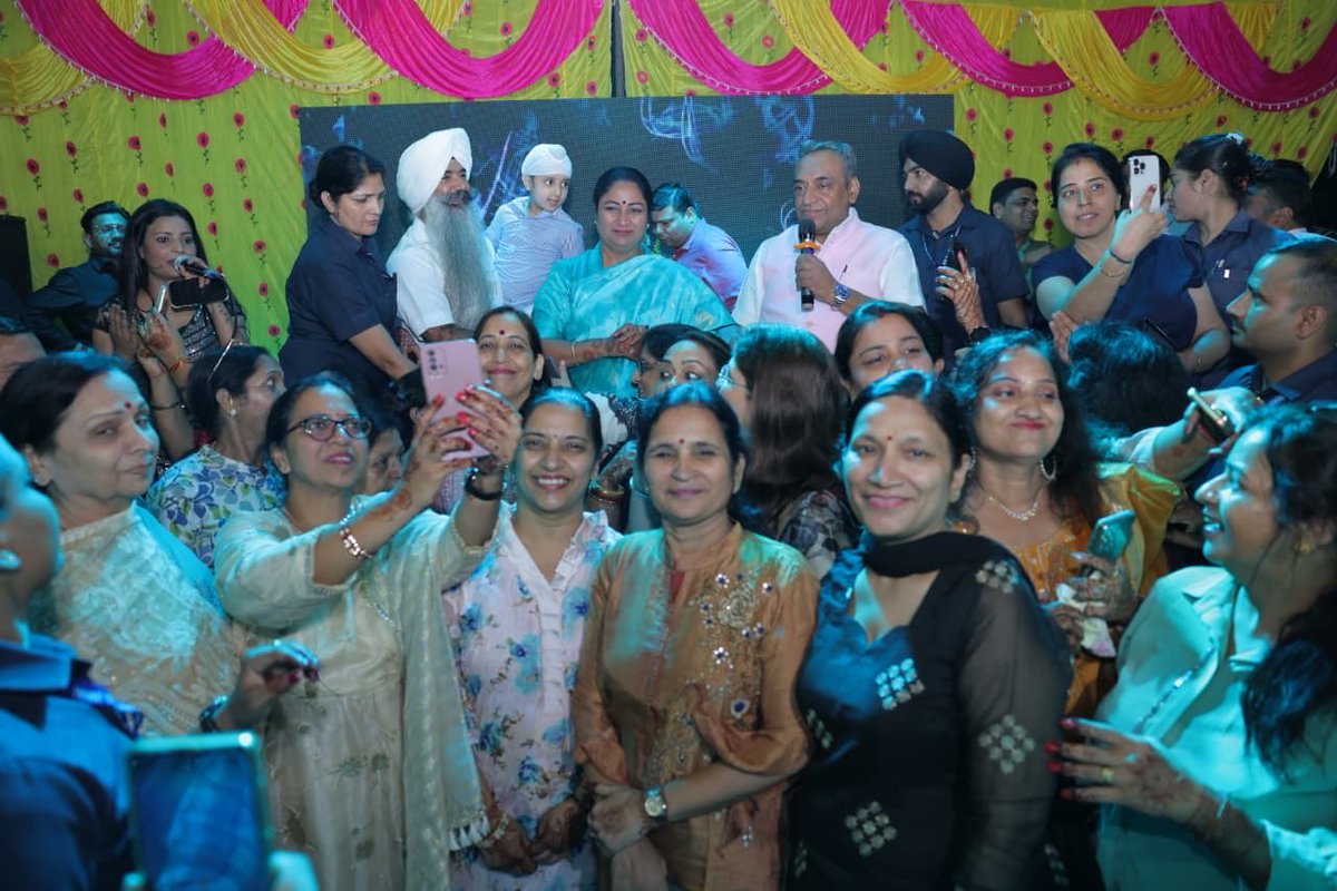 gupta_rekha's tweet image. पीतमपुरा सेंट्रल पार्क में रेज़िडेंट्स वेलफेयर एसोसिएशन द्वारा आयोजित ‘दिवाली मेला’ में सम्मिलित हुई।

इस बार दिवाली पर दिल्ली का व्यापारी समाज केवल उत्सव नहीं मना रहा बल्कि एक नए आर्थिक युग का स्वागत कर रहा है।

#GSTBachatUtsav 
#Diwali2025