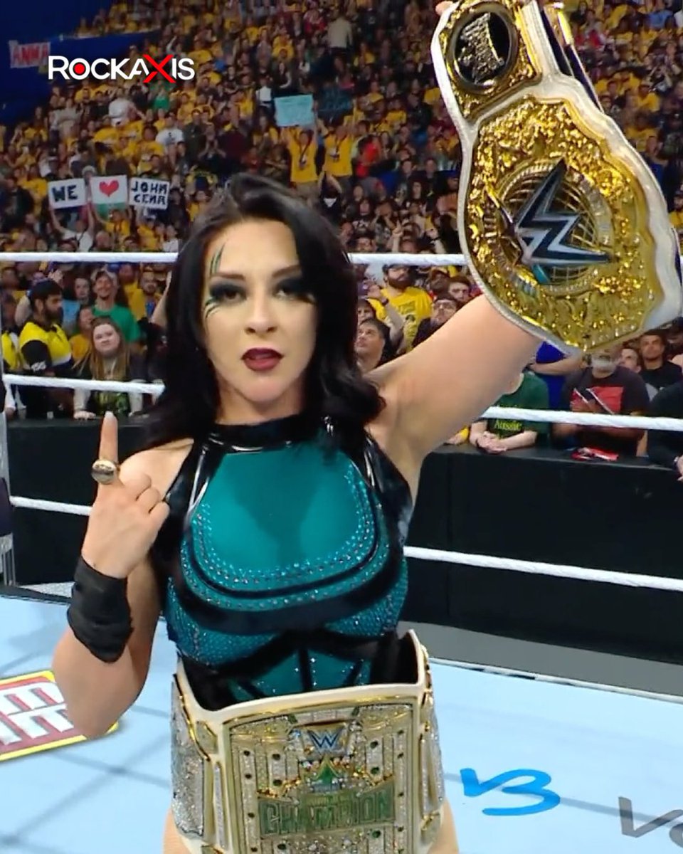 rockaxisoficial's tweet image. 🇨🇱💥 Stephanie Vaquer sigue haciendo historia en la @WWE
La luchadora chilena se consagró como Campeona Crown Jewel Femenina, sumando su cuarto título en lo que va de 2025. En un intenso combate ante Tiffany Stratton, vigente campeona mundial de SmackDown, “La Primera” logró…