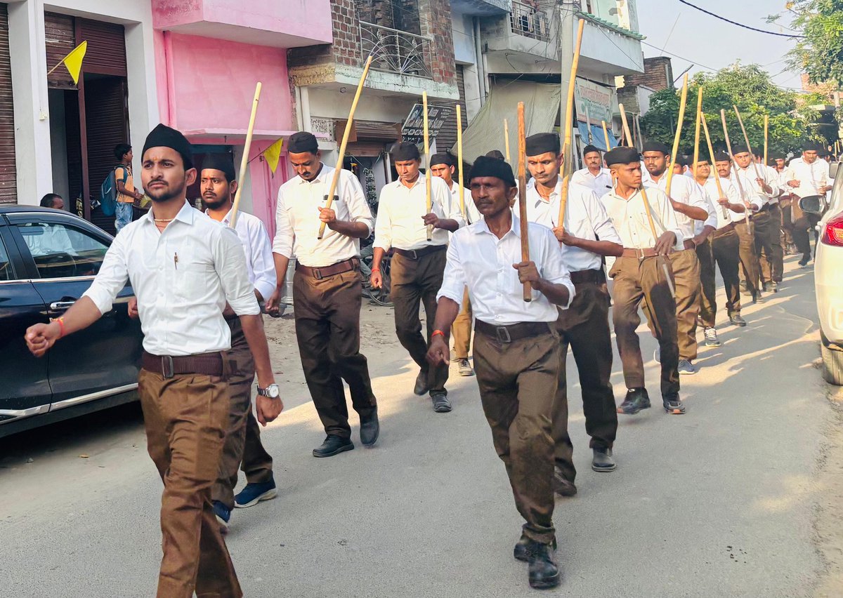 Arungupta005's tweet photo. पिहानी नगर में आज राष्ट्रीय स्वयंसेवक संघ के द्वारा आयोजित विजय दशमी उत्सव व पथ संचलन में सम्मिलित हुआ !! https://t.co/O5hJt9qxDO