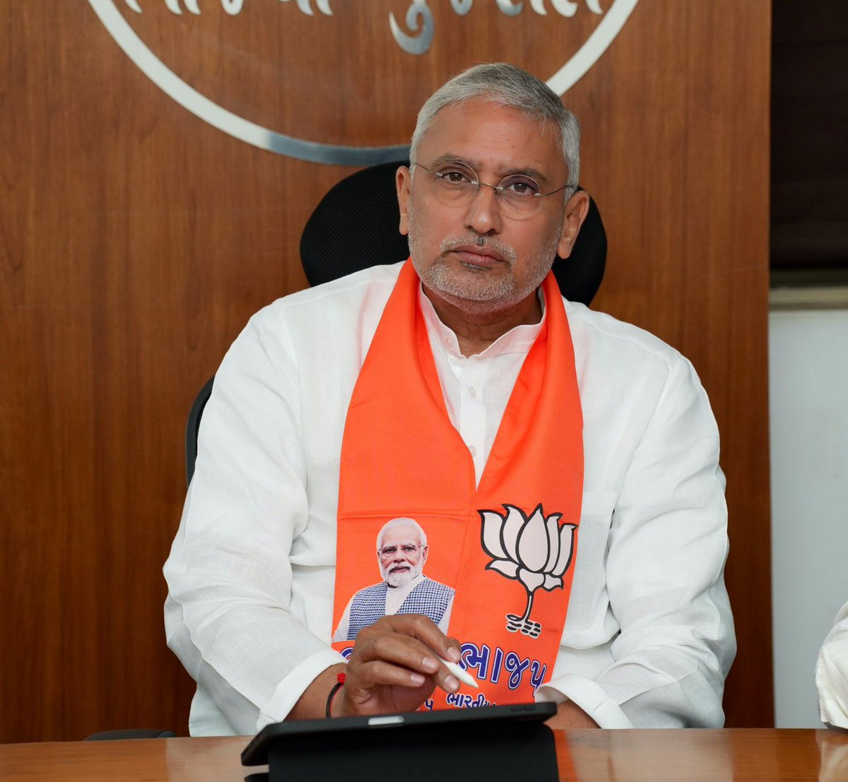 jaydeepbjp99's tweet image. લોહપુરુષ સરદાર વલ્લભભાઈ પટેલની 150મી જયંતીની ઉજવણી સંદર્ભે 'સરદાર @ 150 યુનિટી માર્ચ' અંતર્ગત પદયાત્રા યોજાશે.
આ પદયાત્રાના આયોજન સંદર્ભે પ્રદેશ અધ્યક્ષ શ્રી @MLAJagdish જીએ પ્રદેશ કાર્યાલય 'શ્રી કમલમ્' ખાતે પદયાત્રાની ટીમ સાથે બેઠક કરી તથા આયોજન અંગે વિસ્તૃત ચર્ચા કરી.