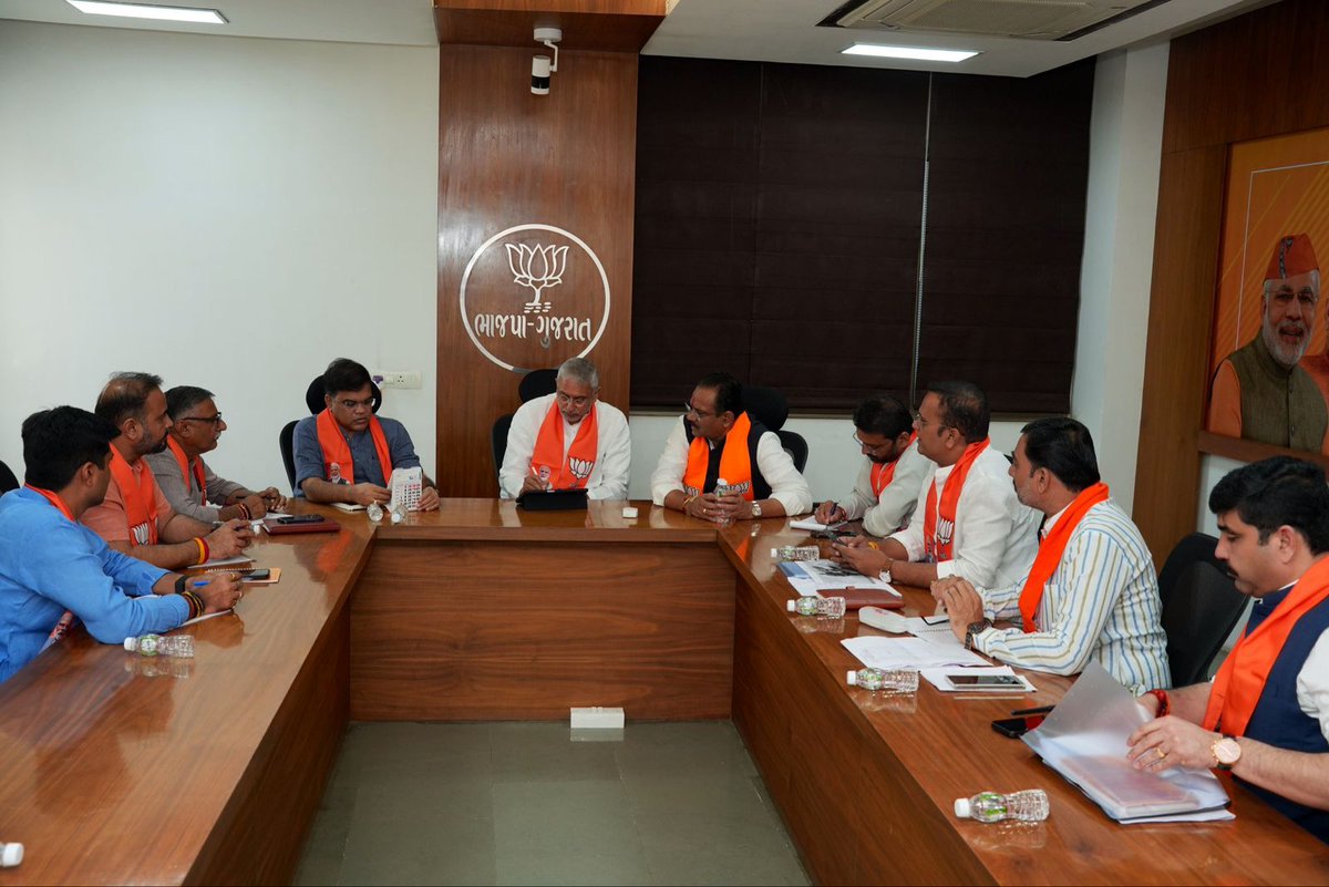 jaydeepbjp99's tweet image. લોહપુરુષ સરદાર વલ્લભભાઈ પટેલની 150મી જયંતીની ઉજવણી સંદર્ભે 'સરદાર @ 150 યુનિટી માર્ચ' અંતર્ગત પદયાત્રા યોજાશે.
આ પદયાત્રાના આયોજન સંદર્ભે પ્રદેશ અધ્યક્ષ શ્રી @MLAJagdish જીએ પ્રદેશ કાર્યાલય 'શ્રી કમલમ્' ખાતે પદયાત્રાની ટીમ સાથે બેઠક કરી તથા આયોજન અંગે વિસ્તૃત ચર્ચા કરી.