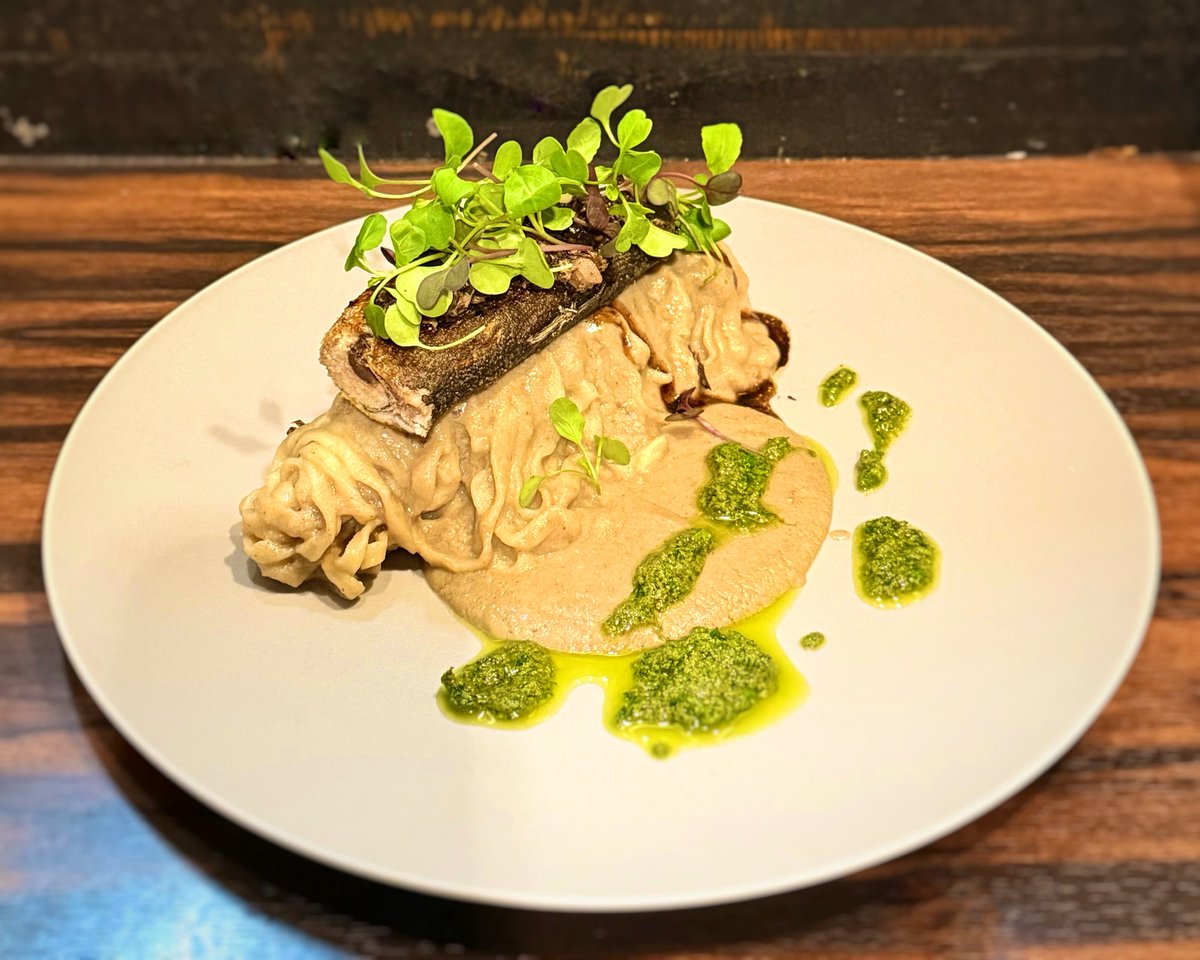 jojo_omg's tweet image. 限定：鮎のビストロスタイル
＋鮎ごはん ※だし汁無しも選択可

子持ち鮎の季節がやって来た！鮎・茸・味噌・バターなどで作ったペーストで和えた麺の上に、鮎のコンフィをさらに炭火焼きしたのがドンと乗った逸品。山椒入りソースが良い仕事してますなぁ😋

#らーめん稲荷屋 
#ごちそうさまでした🙏🏻