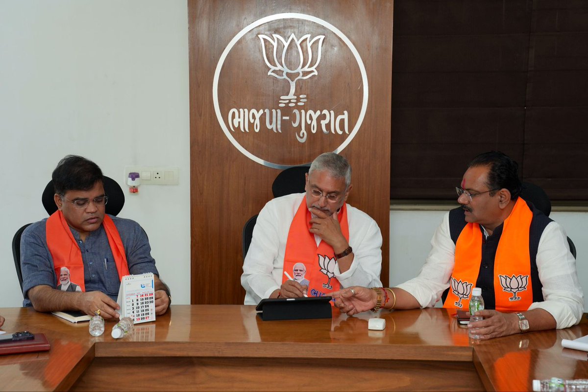 Maheshwrikishor's tweet image. લોહપુરુષ સરદાર વલ્લભભાઈ પટેલની 150મી જયંતીની ઉજવણી સંદર્ભે &apos;સરદાર @ 150 યુનિટી માર્ચ&apos; અંતર્ગત પદયાત્રા યોજાશે.

આ પદયાત્રાના આયોજન સંદર્ભે પ્રદેશ અધ્યક્ષ શ્રી @MLAJagdish જીએ પ્રદેશ કાર્યાલય &apos;શ્રી કમલમ્&apos; ખાતે પદયાત્રાની ટીમ સાથે બેઠક કરી તથા આયોજન અંગે વિસ્તૃત ચર્ચા કરી.