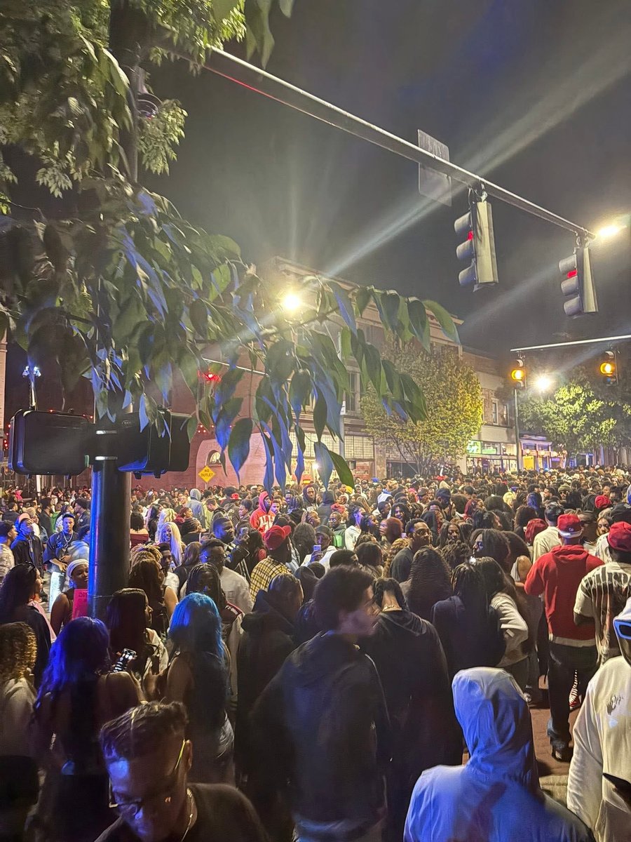 dji75mike's tweet image. THE GREATEST HOMECOMING ON EARTH.

So when I tell them stories of “signal was so bad you HAD to text or exchange social media cause you couldn’t call shit was dropping immediately”

Do you get it now?

#ghoe #ncat #ghoe25
