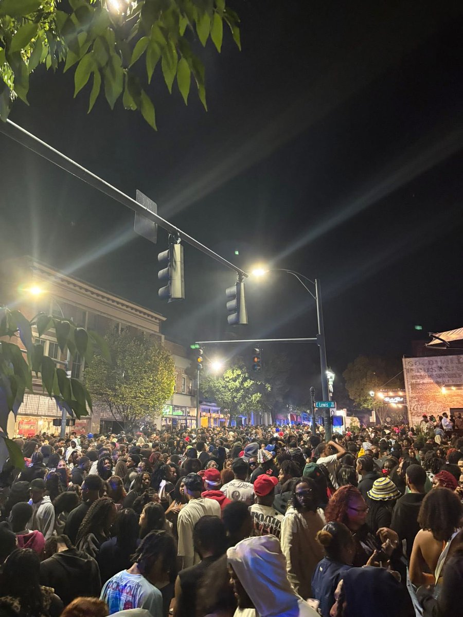 dji75mike's tweet image. THE GREATEST HOMECOMING ON EARTH.

So when I tell them stories of “signal was so bad you HAD to text or exchange social media cause you couldn’t call shit was dropping immediately”

Do you get it now?

#ghoe #ncat #ghoe25