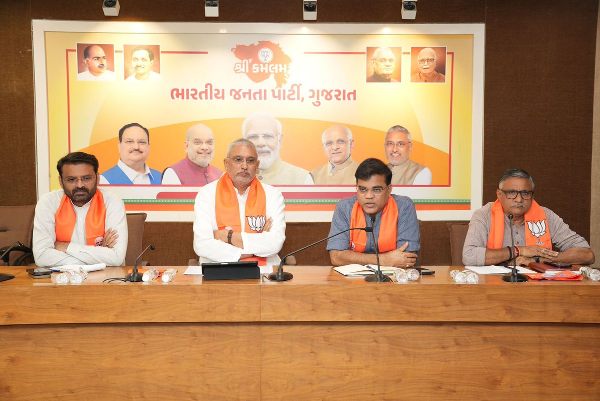 jaydeepbjp99's tweet image. આગામી કાર્યક્રમો સંદર્ભે પ્રદેશ કાર્યાલય 'શ્રી કમલમ્' ખાતે પ્રદેશ અધ્યક્ષ શ્રી @MLAJagdish જીની અધ્યક્ષતામાં જિલ્લા/મહાનગરના પ્રમુખો અને પ્રભારીશ્રીઓની બેઠક યોજાઈ.