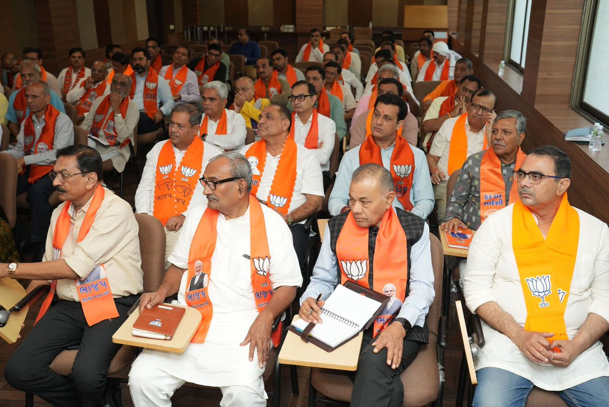 jaydeepbjp99's tweet image. આગામી કાર્યક્રમો સંદર્ભે પ્રદેશ કાર્યાલય 'શ્રી કમલમ્' ખાતે પ્રદેશ અધ્યક્ષ શ્રી @MLAJagdish જીની અધ્યક્ષતામાં જિલ્લા/મહાનગરના પ્રમુખો અને પ્રભારીશ્રીઓની બેઠક યોજાઈ.