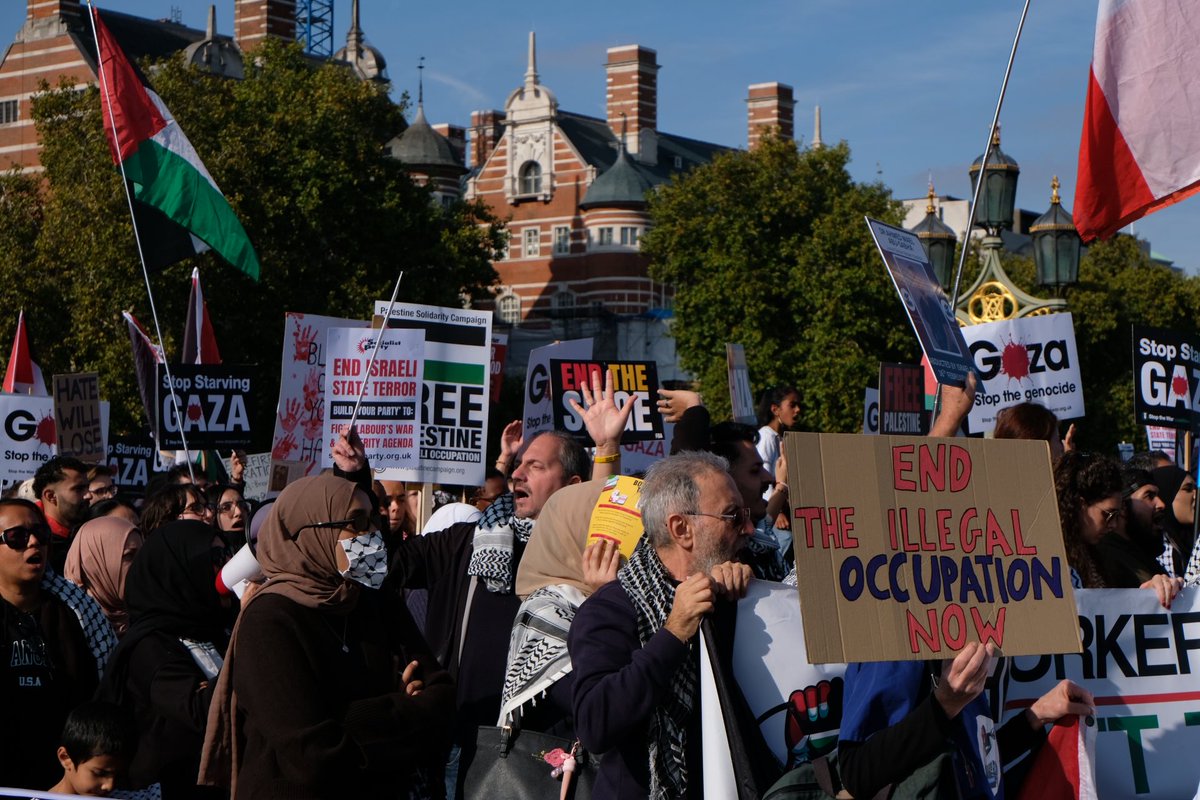 catshapedbug's tweet photo. 500,000 people marching for palestine in london today💌💌 from the river to the sea !!!! https://t.co/VA98RizkZx