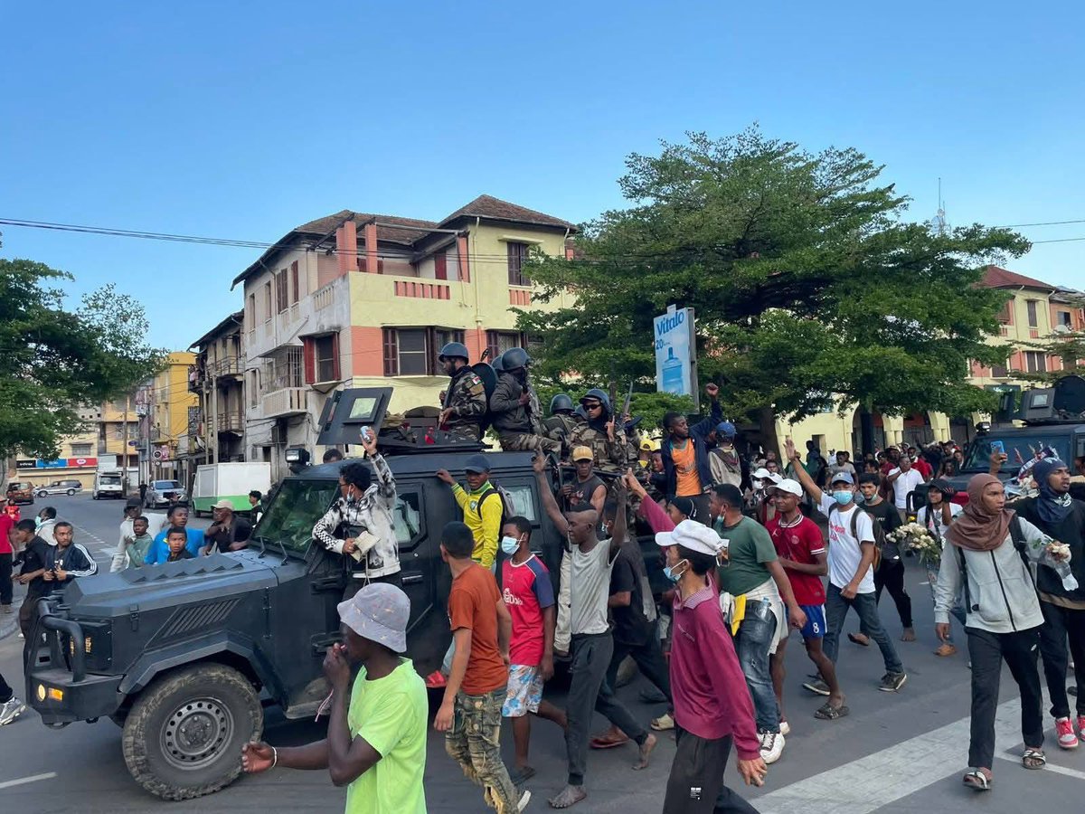 7sur7magazine's tweet photo. 🇲🇬 #Madagascar : L’armée a refusé de tirer sur les manifestants et s’est rangée du côté du peuple. Selon plusieurs sources, le président #Andry Rajoelina aurait quitté la capitale. La situation reste tendue à Antananarivo.
#Madagascar #CoupEtat #Rajoelina https://t.co/U3FLBjayBf