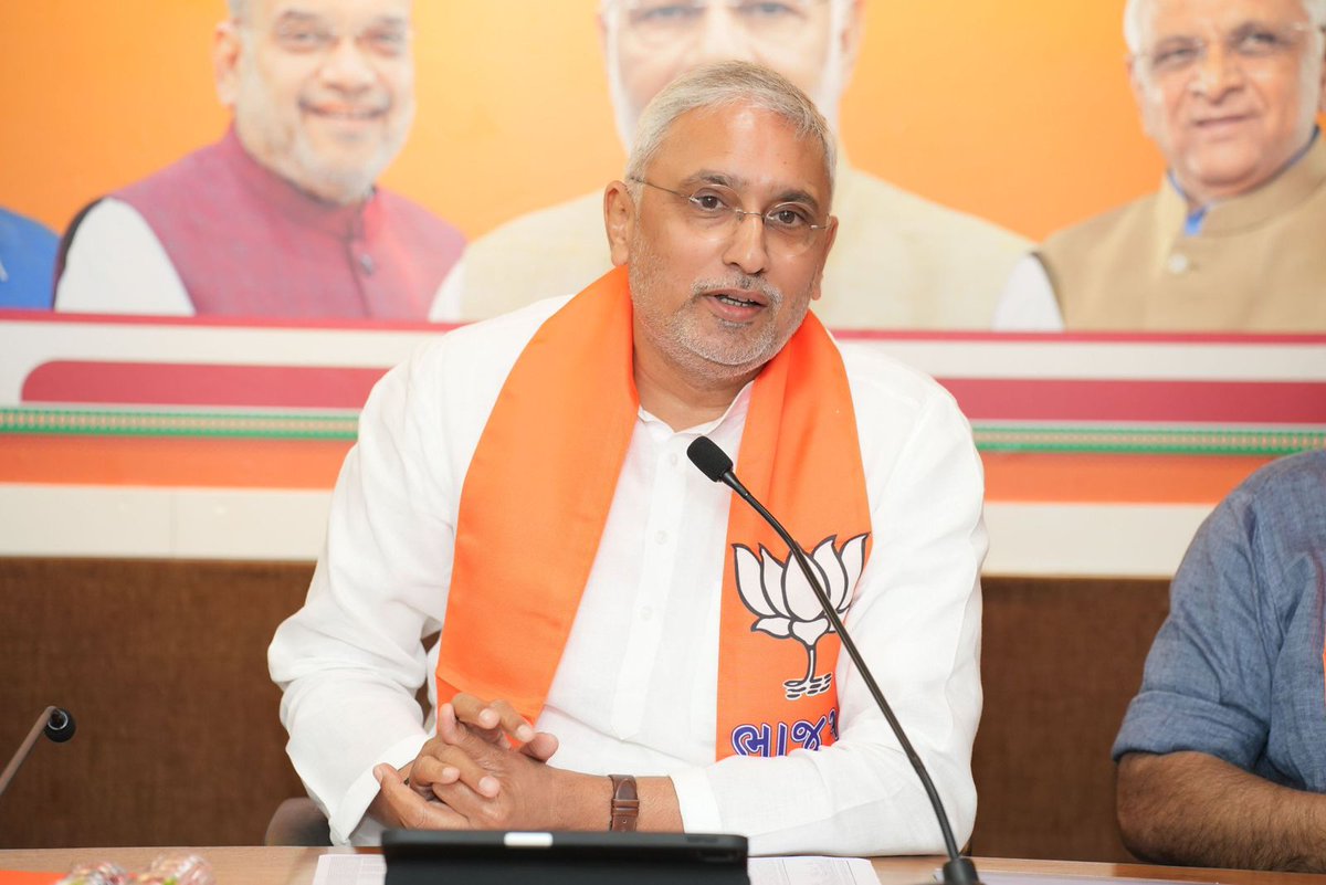 iDevendraJadeja's tweet image. આગામી કાર્યક્રમો સંદર્ભે પ્રદેશ કાર્યાલય &apos;શ્રી કમલમ્&apos; ખાતે પ્રદેશ અધ્યક્ષ શ્રી @MLAJagdish જીની અધ્યક્ષતામાં જિલ્લા/મહાનગરના પ્રમુખો અને પ્રભારીશ્રીઓની બેઠક યોજાઈ.