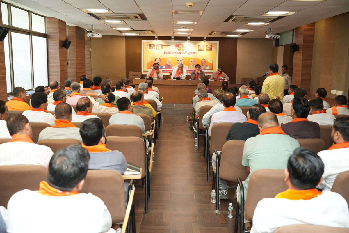 iDevendraJadeja's tweet image. આગામી કાર્યક્રમો સંદર્ભે પ્રદેશ કાર્યાલય &apos;શ્રી કમલમ્&apos; ખાતે પ્રદેશ અધ્યક્ષ શ્રી @MLAJagdish જીની અધ્યક્ષતામાં જિલ્લા/મહાનગરના પ્રમુખો અને પ્રભારીશ્રીઓની બેઠક યોજાઈ.
