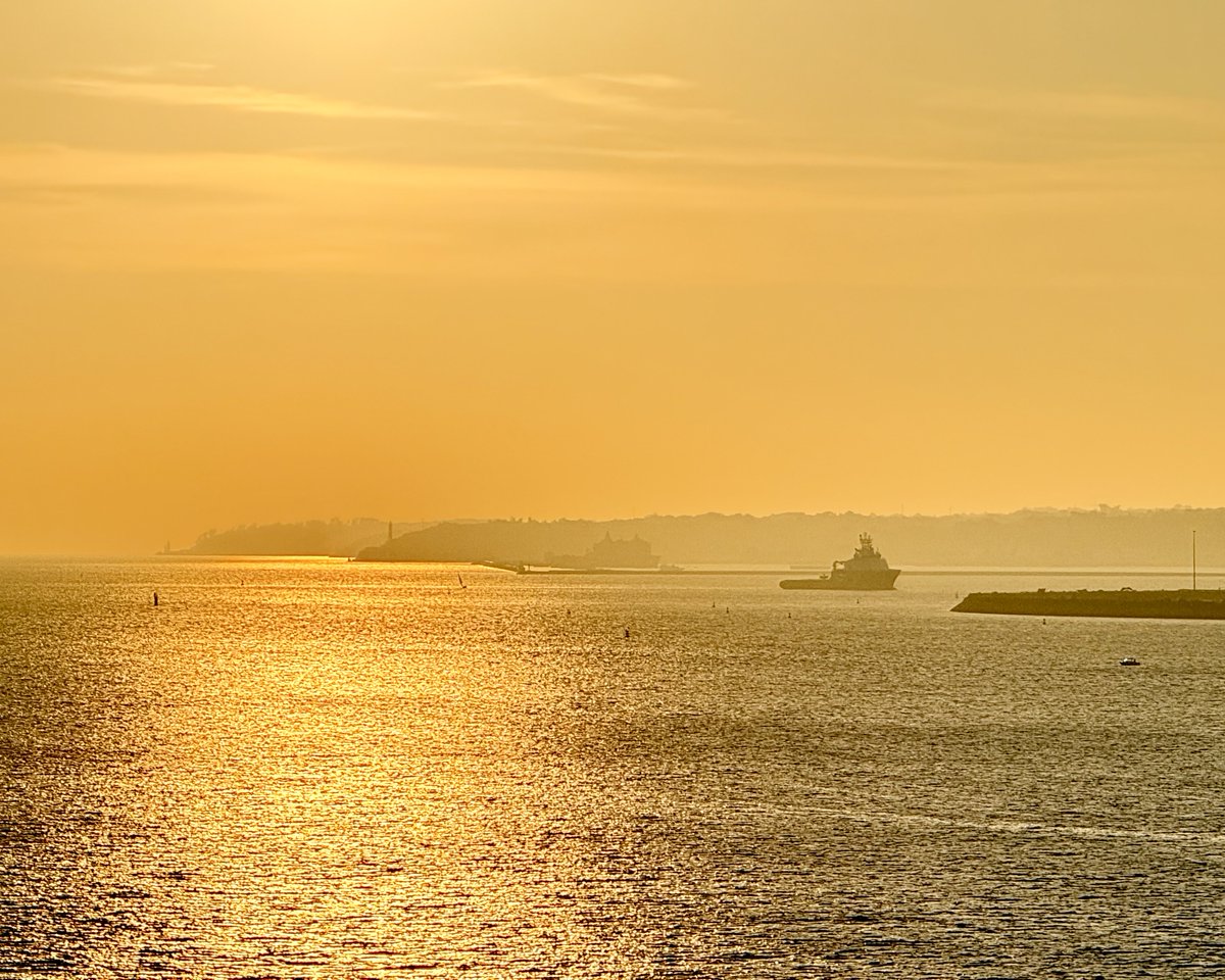 Genevieve_Hery's tweet image. L’Abeille Bourbon rentre au port, drapée d’or.
#Brest 11.10.2025