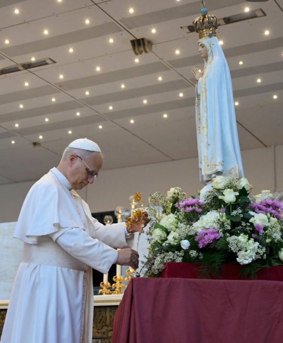 La imagen original de la Virgen de Fátima ha viajado de manera extraordinaria a Roma para presidir el Jubileo de la Espiritualidad Mariana.

➡️ La imagen sólo deja Cova da Iria (Portugal) a petición del Papa.

Ha presidido la Vigilia de Oración por la Paz en el mundo.
