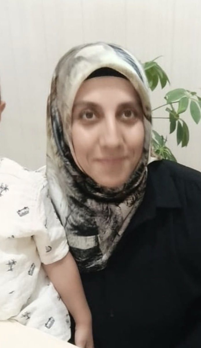 5 aylık hamile Leyla Arslan, KHK ile kapatılan yurtta müdür yardımcısı olarak çalıştığı gerekçesiyle 8 yıl 9 ay hapis cezasına çarptırıldı. 4 Ağustos 2025’te Edirne’de tutuklandı.

Eşi: “İlk gebeliğinde preeklampsi (gebelik zehirlenmesi) geçirdi, şimdi aynı riskle karşı karşıya.”