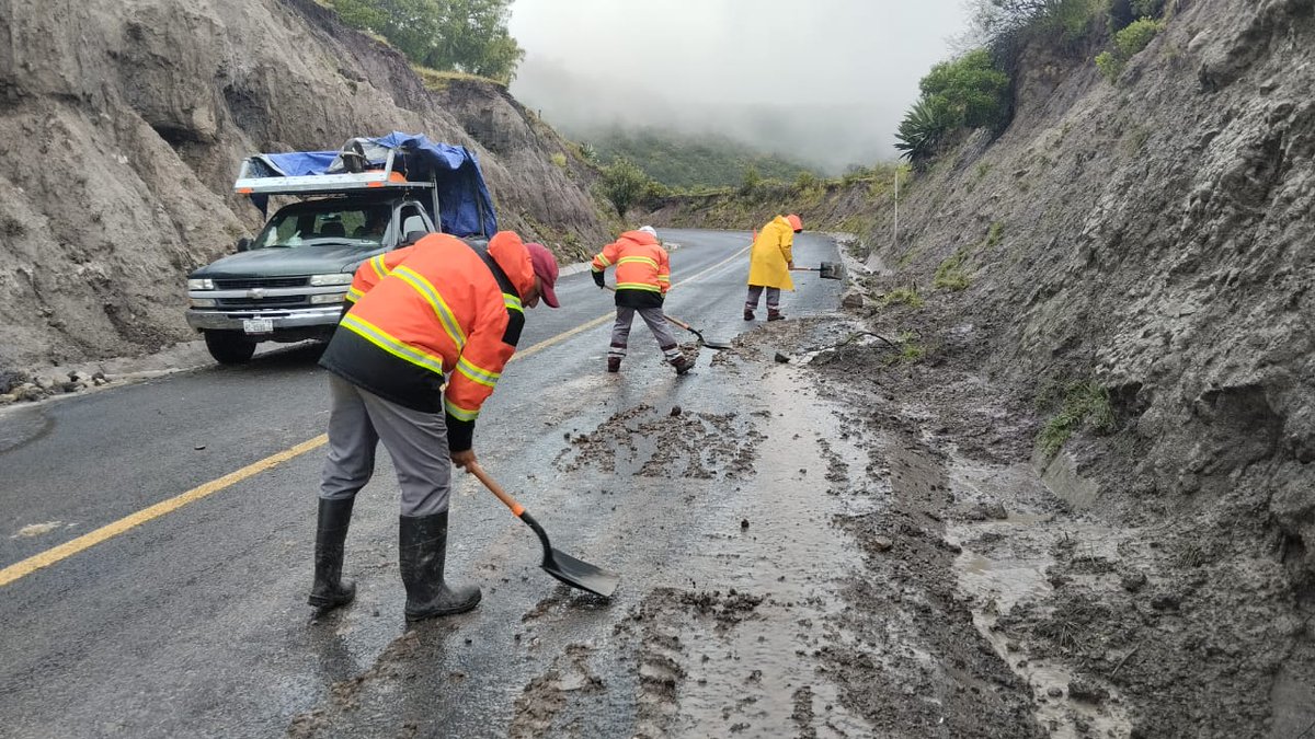 juliomenchaca_'s tweet image. Continuamos trabajando para reabrir caminos y restablecer la comunicación en las zonas afectadas. Cada vía recuperada nos permite que la ayuda llegue más rápido a las comunidades.
Si circulas por estas vías, hazlo con precaución y reduce la velocidad. Mantente atento a las…