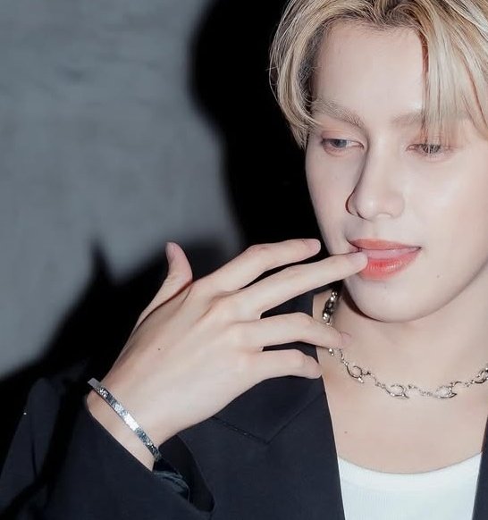 Csnp_hands's tweet photo. kissing that little mole on his hand every day🩷⚡️ https://t.co/zEQTQqfqt4