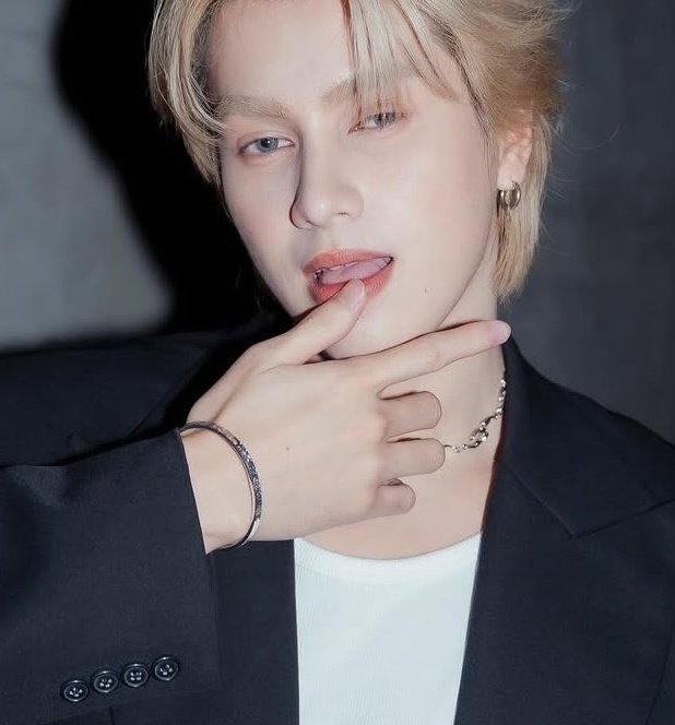 Csnp_hands's tweet photo. kissing that little mole on his hand every day🩷⚡️ https://t.co/zEQTQqfqt4