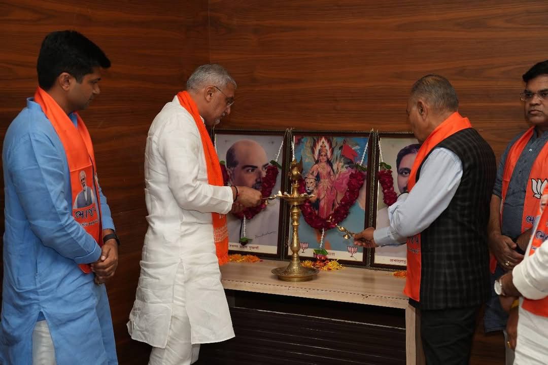 humbal_babubhai's tweet image. લોહપુરુષ સરદાર વલ્લભભાઈ પટેલની 150મી જયંતીની ઉજવણીના ભાગરૂપે યોજાનાર 'સરદાર@150 યુનિટી માર્ચ' સંદર્ભે પ્રદેશ કાર્યાલય 'શ્રી કમલમ્' ખાતે પ્રદેશ અધ્યક્ષ શ્રી @MLAJagdish જીની અધ્યક્ષતામાં પ્રદેશ કાર્યશાળા યોજાઈ.
#Sardar150