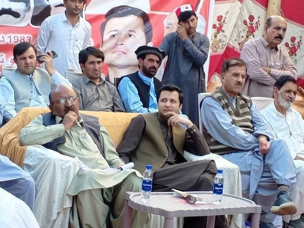 ZayraiPKNAP's tweet photo. مارکېټ روډ ږوب:
د پښتونخوا نېشنل عوامي پارټۍ له خوا په  ږوب کې د چېرمېن خوشال خان کاکړ په صدارت کې د ۷م اکتوبر او د ۱۱م اکتوبر د شهيدانو په ياد کې يوه لويه مرکزي تعزيتي جلسه تر سره شوه. 
و يادې غونډې ته د پښتونخوا نېپ سينېر ډپټي چېرمېن رضا محمد رضا چېرمېن الله نور خان ویناوی وکڑے https://t.co/PZ9bp6Jd2v