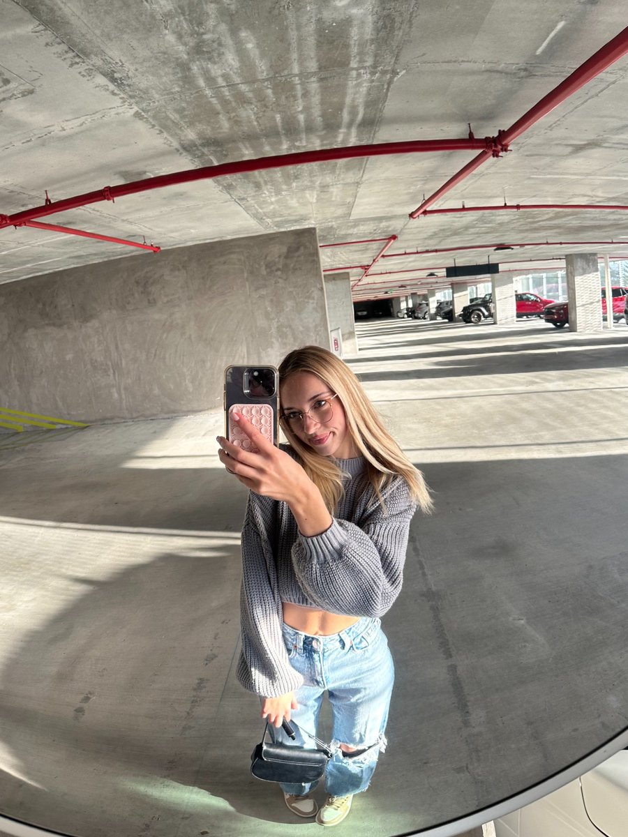 booktalkava's tweet image. wanna know what's the best thing to do on a saturday? spending it with me ๐ happy saturdayyy ๐ฅฐ