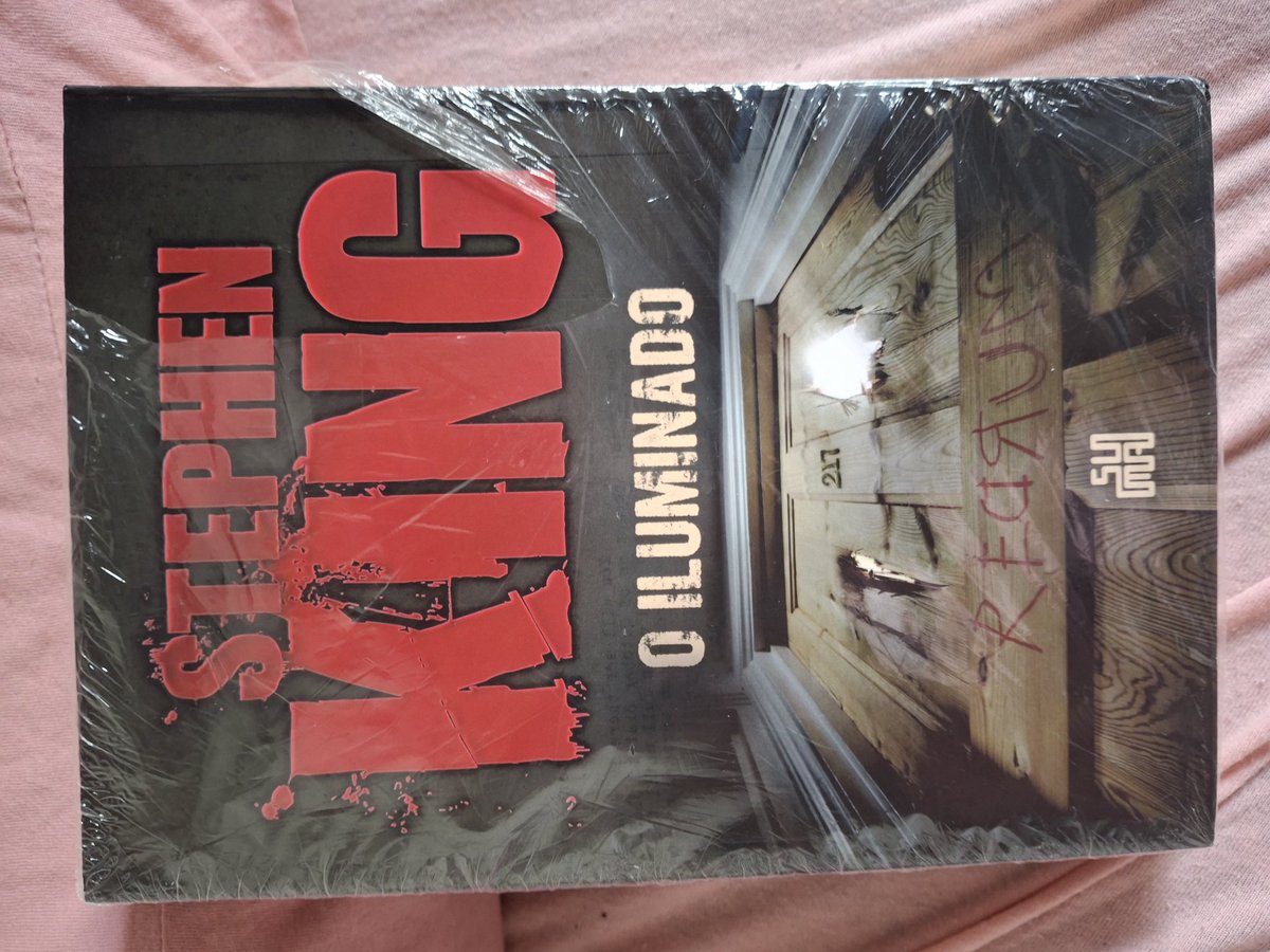 blumevrs's tweet image. Não tem nada melhor do que ganhar livros de presente de aniversário. E ele tem um CHEIRINHO MUITO BOM!