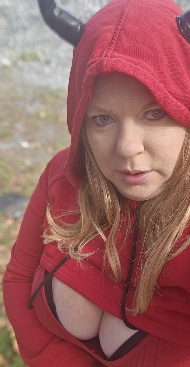 StacySTease's tweet photo. If you see me out in the woods this weekend, I swear I am not the type of wild thing you mount on the wall...well actually 🤔 #chasingkink https://t.co/n8WZQumx5E