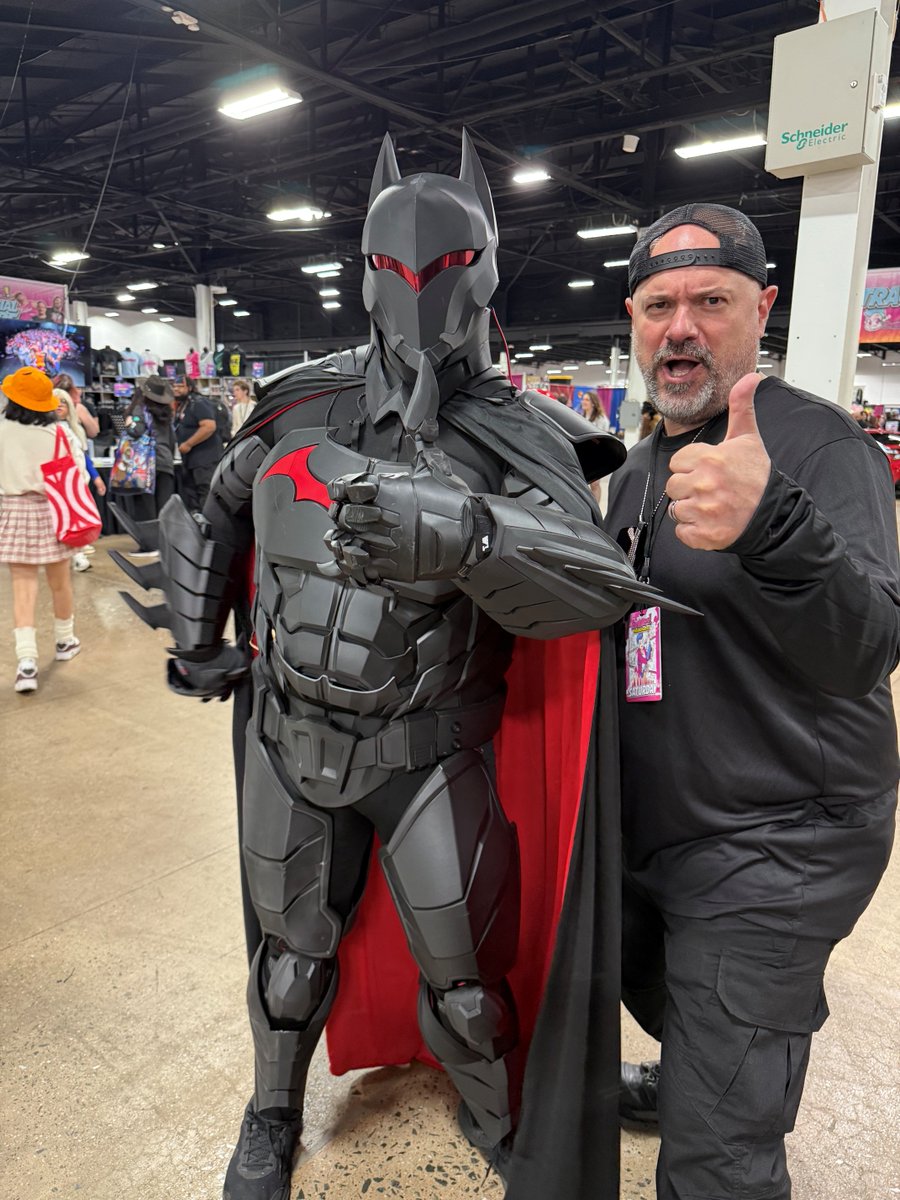NetoMarioAgent's tweet image. We had an amazing time at Animate! Philadelphia Animation Convention 
Agent Mario may not look like your typical fan, but he loved his first visit to this convention! #Animation #CreativeCommunity #StateFarm #JakeFromStateFarm #MarioNetoStateFarm #Batman