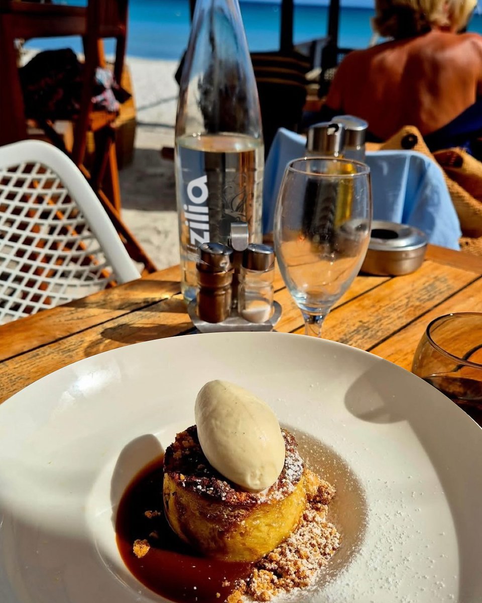 😍 𝑩𝒐𝒏 𝒂𝒑𝒑𝒊𝒕𝒕𝒊𝒕𝒖 au restaurant le 𝗣𝗮𝗹𝗺 𝗕𝗲𝗮𝗰𝗵 à #Palombaggia
👌 #acqua #naturel #eauminerale #zilia #restaurant 
📸 @ dine_dinette (insta)