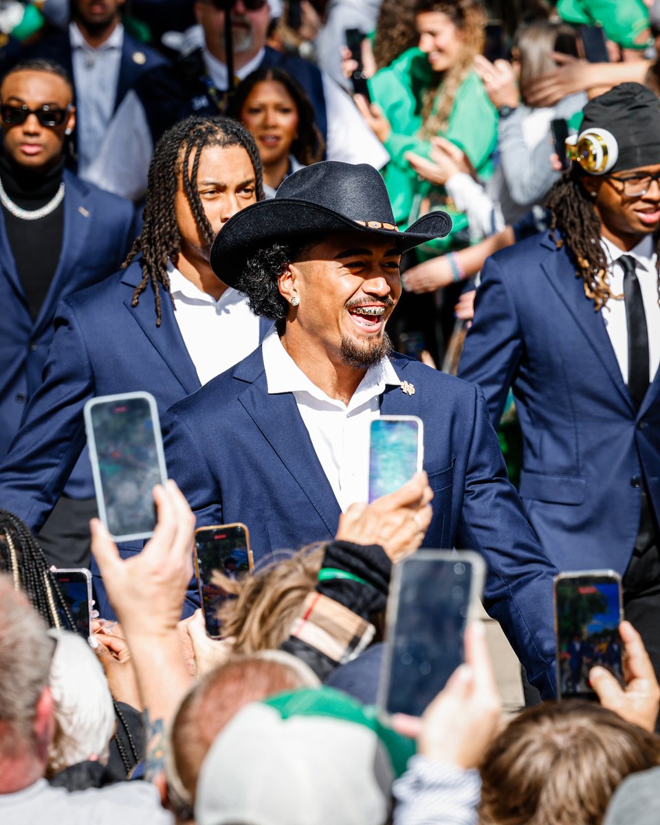 Notre Dame LB Kyngstonn Viliamu-Asa rocking the gold grill with the cowboy hat today.